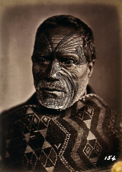 タトゥーの顔をしたマオリの肖像、1886-88年頃 作： New Zealand Photographer